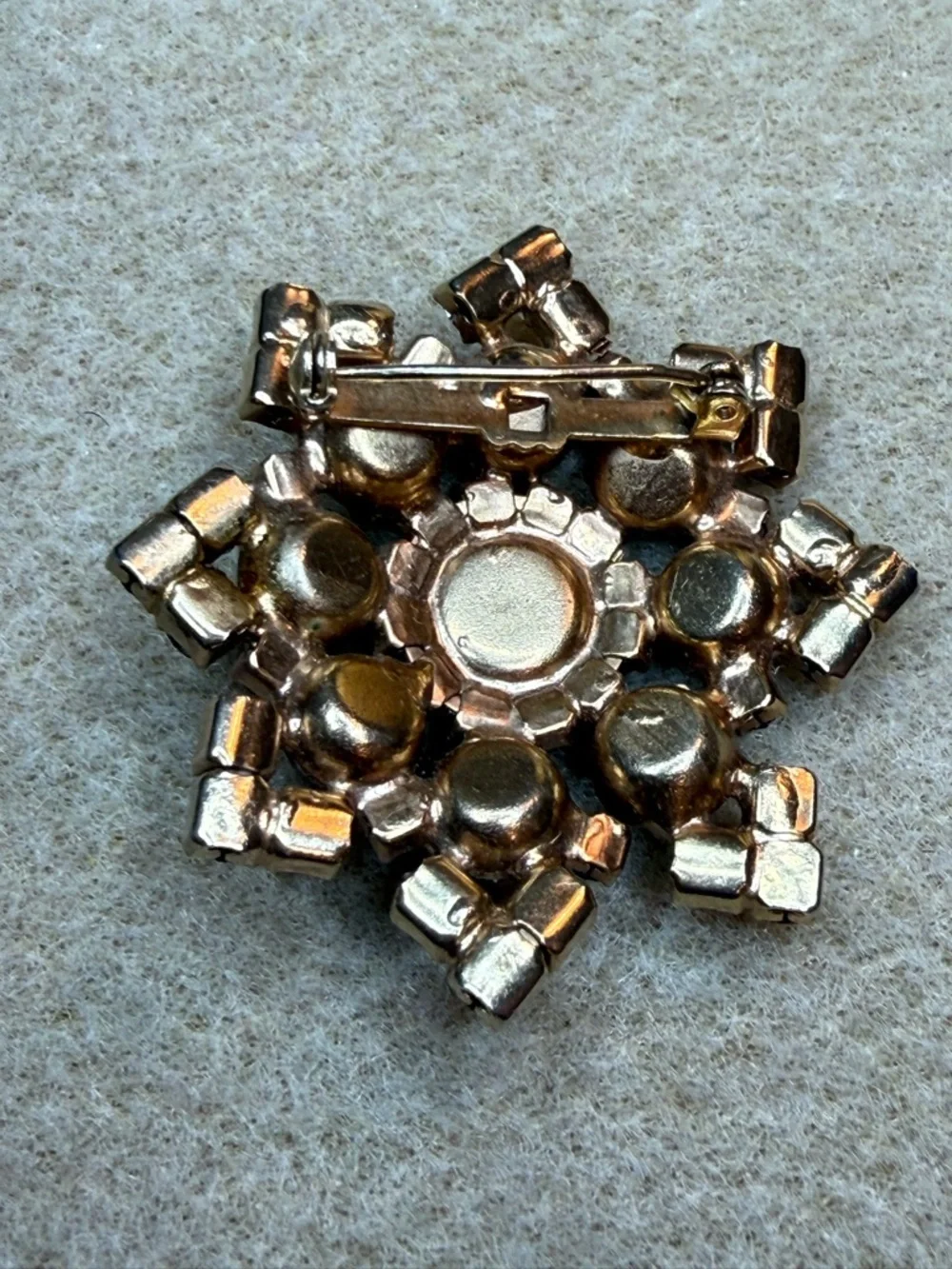 Mid-Century Clear AB Rhinestone Brooch in Gold Tone Metal - Picture 3 of 4